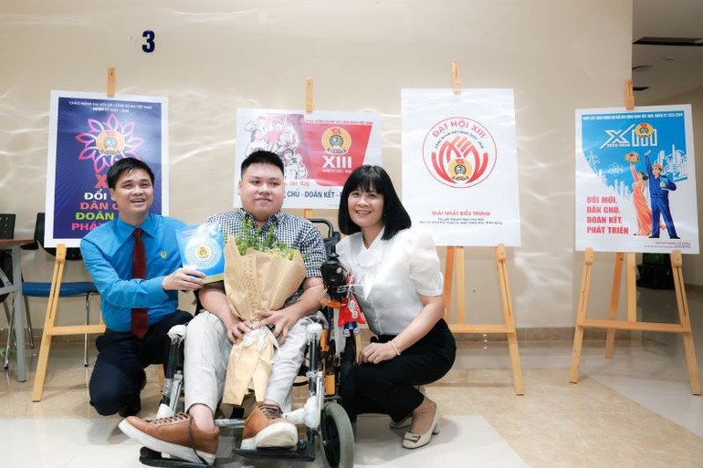 Trao quà tặng tác giả Nguyễn Đức Anh, Câu lạc bộ sinh viên khuyết tật Hà Nội. Trao quà tặng tác giả Nguyễn Đức Anh, Câu lạc bộ sinh viên khuyết tật Hà Nội.