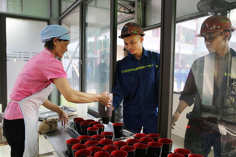 Công ty Cổ phần Than Vàng Danh phát chè giải khát cho người lao động sau mỗi ca làm việc.