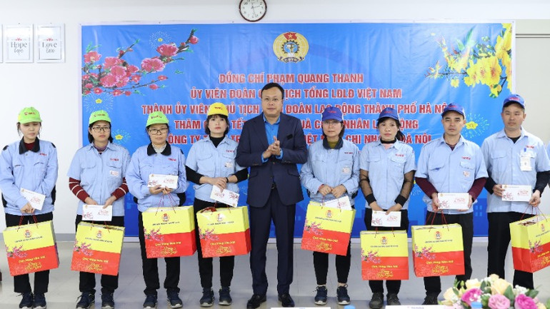 Đồng chí Phạm Quang Thanh tặng quà công nhân lao động khu công nghiệp Nội Bài và huyện Sóc Sơn.