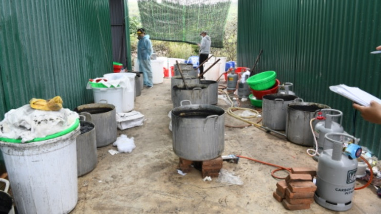 Dùng nhiệt để tạo ra ma túy tinh khiết.