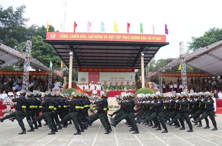 Diễu hành lực lượng.