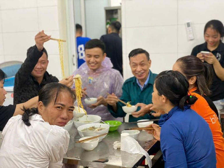 Bữa "cơm" chiều ấm tình quân dân.