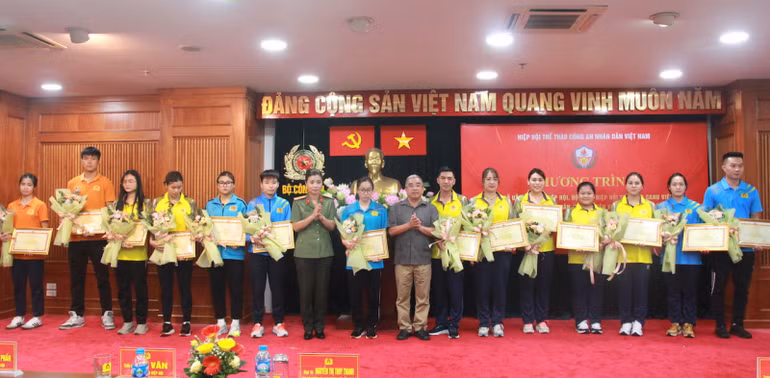 Trao bằng khen tặng các huấn luyện viên, vận động viên xuất sắc.