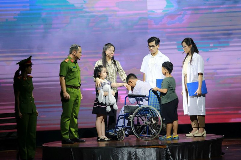 Một cảnh trong vở kịch " Đằng sau những chiến công".