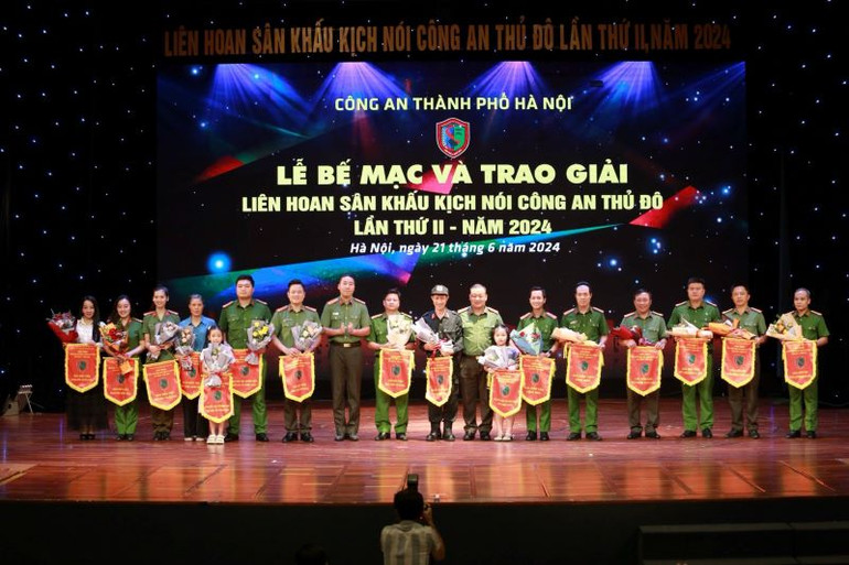 Trao giải tặng các vở kịch xuất sắc đoạt giải trong Liên hoan kịch.