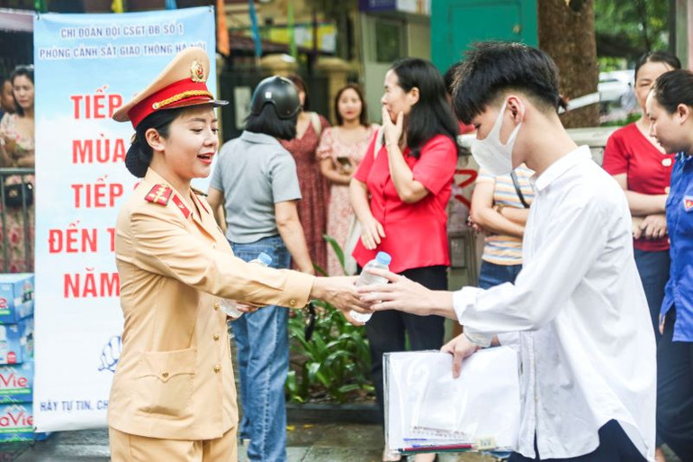 Cán bộ, chiến sĩ Phòng Cảnh sát giao thông Hà Nội phát nước, bút tặng thí sinh. Cán bộ, chiến sĩ Phòng Cảnh sát giao thông Hà Nội phát nước, bút tặng thí sinh.