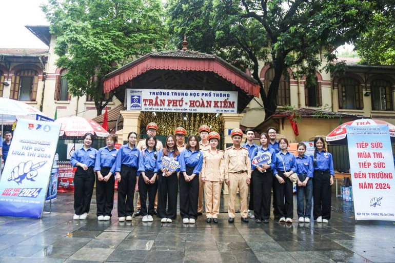 Cảnh sát giao thông Công an thành phố Hà Nội cùng lực lượng thanh niên tình nguyện tiếp sức mùa thi. Cảnh sát giao thông Công an thành phố Hà Nội cùng lực lượng thanh niên tình nguyện tiếp sức mùa thi.