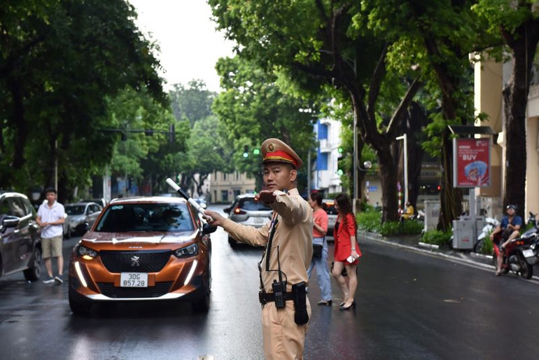 Công an thành phố Hà Nội bố trí lực lượng Cảnh sát giao thông tại 196 điểm thi trên địa bàn. Công an thành phố Hà Nội bố trí lực lượng Cảnh sát giao thông tại 196 điểm thi trên địa bàn.