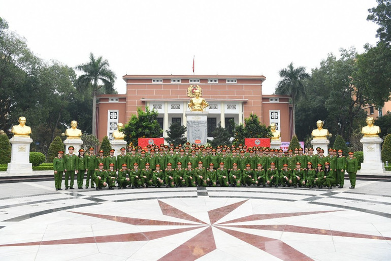 Cán bộ, chiến sĩ tham dự lễ báo công.