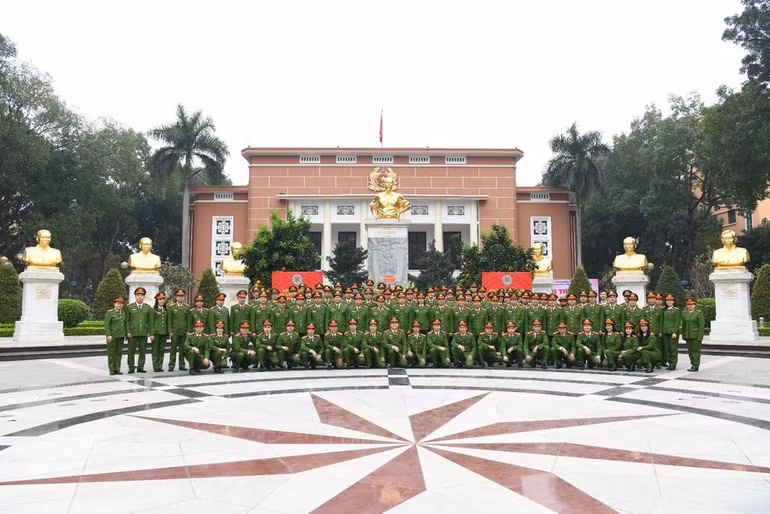 Cán bộ, chiến sĩ tham dự lễ báo công.