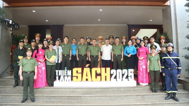 Các đại biểu tham dự triển lãm.