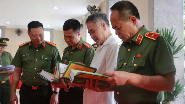 Lãnh đạo Công an thành phố Hà Nội tham quan triển lãm.