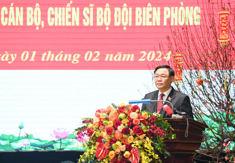 Chủ tịch Quốc hội Vương Đình Huệ phát biểu chúc Tết cán bộ, chiến sĩ Bộ đội Biên phòng. (Ảnh: DUY LINH)