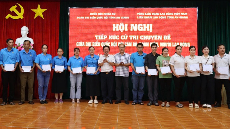 Liên đoàn Lao động tỉnh An Giang tổ chức Hội nghị tiếp xúc cử tri chuyên đề với Đoàn đại biểu Quốc hội tỉnh. Tại đây, Đoàn đại biểu đã trao quà tặng 100 cử tri gồm cán bộ, đoàn viên, người lao động tham gia.