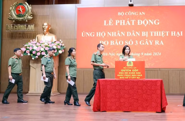 Lễ phát động ủng hộ nhân dân bị thiệt hại do cơn bão số 3 gây ra.