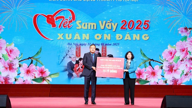 Bí thư Thành ủy Hà Nội Bùi Thị Minh Hoài trao bảng biểu trưng tặng 30 nghìn suất quà bằng tiền mặt trị giá 15 tỷ đồng. Đại diện công nhân, viên chức lao động Thủ đô, Chủ tịch Liên đoàn Lao động Thành phố Phạm Quang Thanh đón nhận. Bí thư Thành ủy Hà Nội Bùi Thị Minh Hoài trao bảng biểu trưng tặng 30 nghìn suất quà bằng tiền mặt trị giá 15 tỷ đồng. Đại diện công nhân, viên chức lao động Thủ đô, Chủ tịch Liên đoàn Lao động Thành phố Phạm Quang Thanh đón nhận.