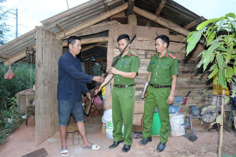 Người dân huyện Nậm Pồ (Điện Biên) tự giác giao nộp vũ khí cho cơ quan công an.