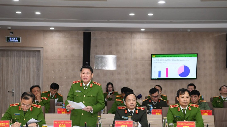 Trung tướng Nguyễn Văn Viện báo cáo tại Hội nghị.