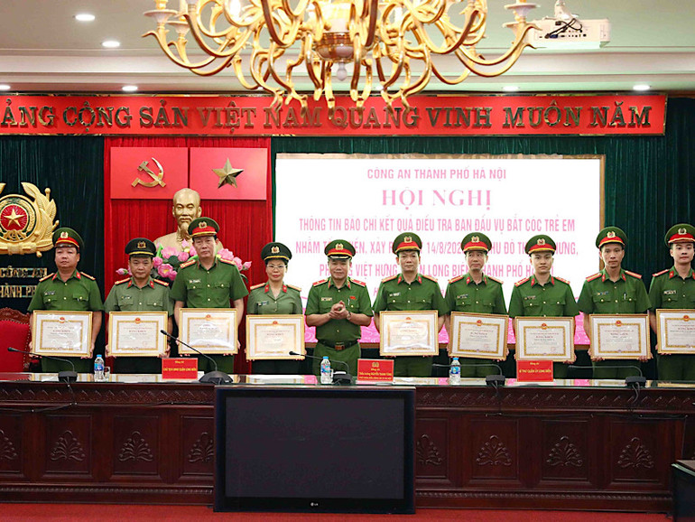 Nhận bằng khen của Công an TP Hà Nội.