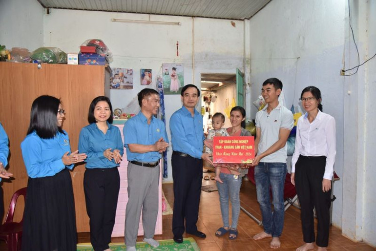 Chủ tịch Công đoàn TKV Lê Thanh Xuân cùng đoàn công tác thăm hỏi, tặng quà người lao động Công ty Nhôm Đăk Nông.