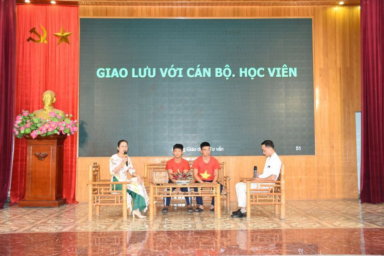 Giao lưu cùng học viên và cán bộ cơ sở cai nghiện Gia Minh.
