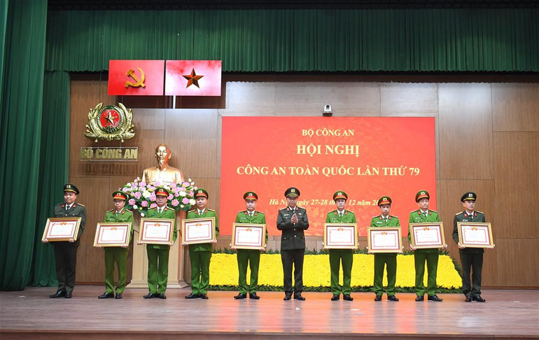 Trao danh hiệu Chiến sĩ thi đua toàn quốc.