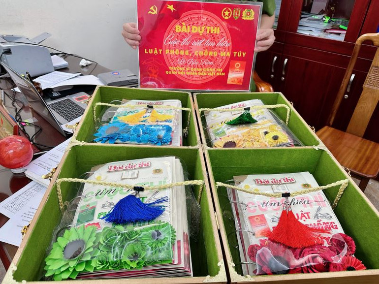 Bài dự thi đầu tư công phu gồm 4 tập, viết tay của một cá nhân.