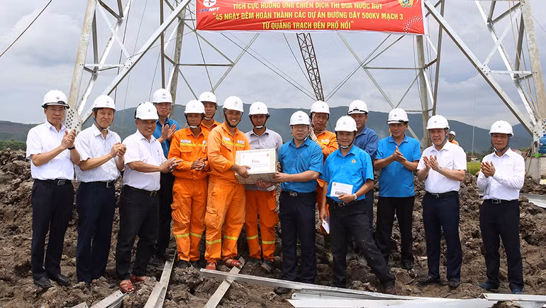 Các đơn vị thi công đang triển khai dựng cột. Các đơn vị thi công đang triển khai dựng cột.