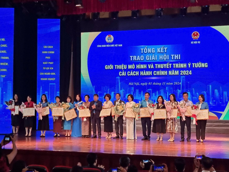 Trao bằng khen của Ban tổ chức cho các đội tham gia vòng chung khảo hội thi. Trao bằng khen của Ban tổ chức cho các đội tham gia vòng chung khảo hội thi.