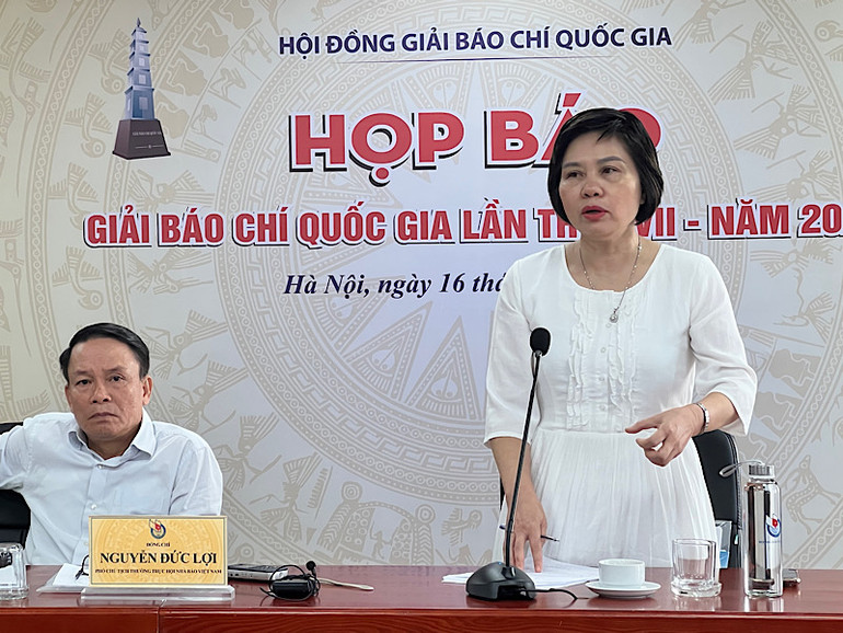 Trưởng Ban Nghiệp vụ Hội Nhà báo Việt Nam Đỗ Thị Thu Hằng trả lời câu hỏi của báo chí. Trưởng Ban Nghiệp vụ Hội Nhà báo Việt Nam Đỗ Thị Thu Hằng trả lời câu hỏi của báo chí.