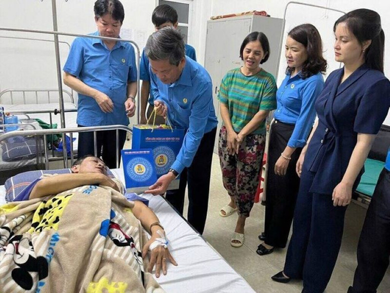 Đồng chí Huỳnh Thanh Xuân thăm hỏi đoàn viên bị thương do mưa lũ.