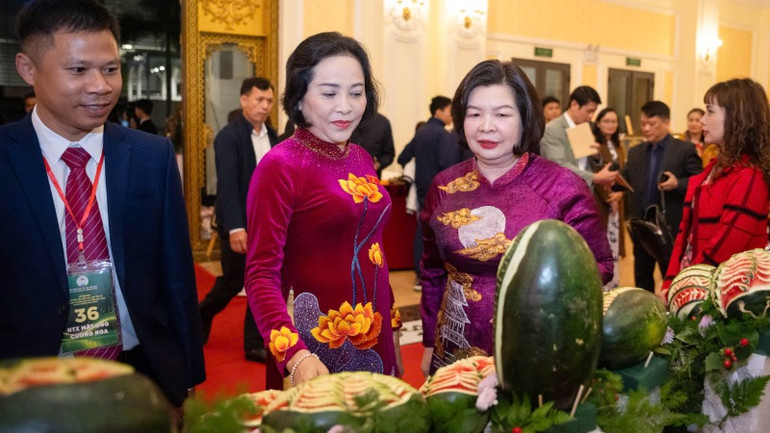 Phó Chủ tịch Quốc hội Nguyễn Thị Thanh và Chủ tịch Liên minh Hợp tác xã Cao Xuân Thu Vân thăm các sản phẩm tiêu biểu được trưng bày tại Lễ trao giải.