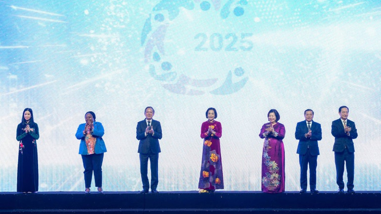 Các đại biểu thực hiện nghi lễ phát động Tháng hành động vì Hợp tác xã và Năm Quốc tế hợp tác xã 2025.