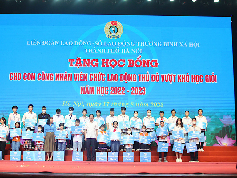 Trao học bổng tặng 100 con công nhân, lao động vượt khó học giỏi.