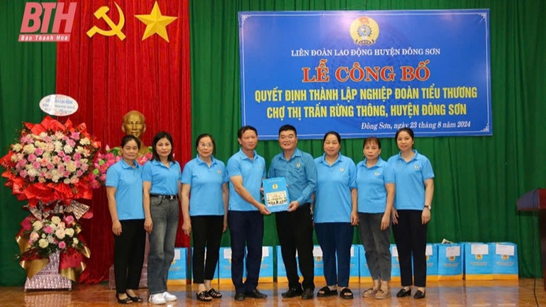 Lãnh đạo LĐLĐ huyện Đông Sơn (Thanh Hóa) trao quyết định thành lập nghiệp đoàn tiểu thương chợ thị trấn Rừng Thông.