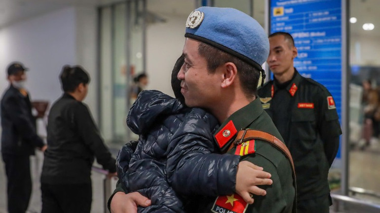 Con trai Thiếu tá Đinh Mạnh Cường ôm chặt bố.