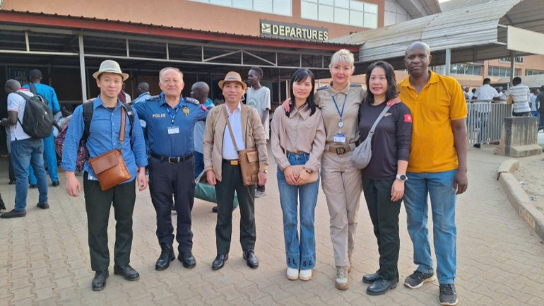 Đồng nghiệp gìn giữ hòa bình quốc tế tại Nam Sudan tiễn 3 sĩ quan Công an Việt Nam tại sân bay Juba, Nam Sudan.