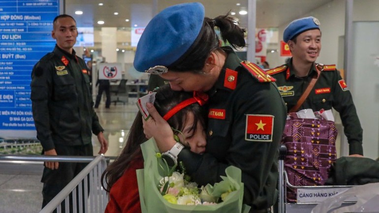 Trung tá Nguyễn Thu Hà ôm chặt con gái sau những tháng ngày xa cách.