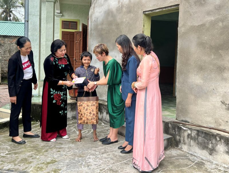 Thăm, tặng quà Tết chị Nguyễn Thị Miêng, xã Hợp Thành, huyện Yên Thành, tỉnh Nghệ An.