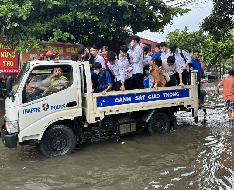 Do trời mưa lớn úng ngập, Cảnh sát giao thông, Công an huyện Cẩm Khê, Phú Thọ dùng xe của lực lượng hỗ trợ thí sinh di chuyển tới các điểm thi. Do trời mưa lớn úng ngập, Cảnh sát giao thông, Công an huyện Cẩm Khê, Phú Thọ dùng xe của lực lượng hỗ trợ thí sinh di chuyển tới các điểm thi.