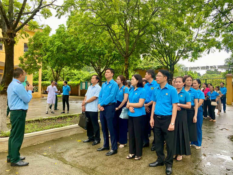 Thăm quan khu điều trị, cắt cơn.