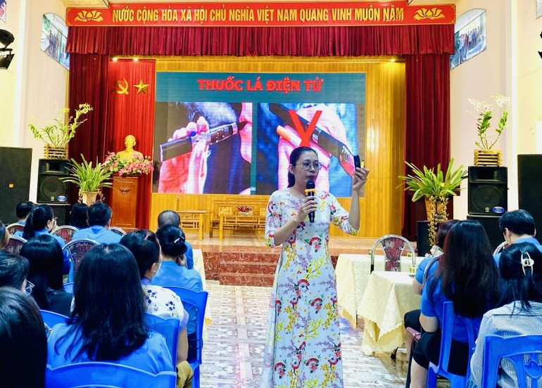 Tuyên truyền viên chia sẻ về tác hại của ma túy, nhất là các dạng ma túy mới hiện nay.