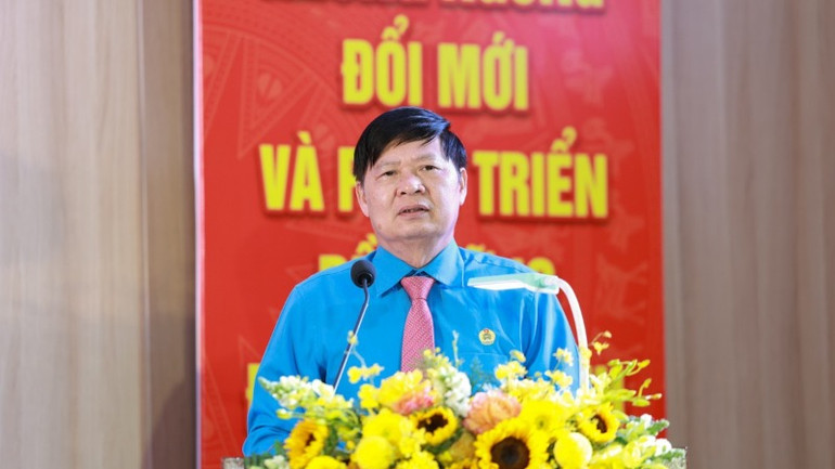 Phó Chủ tịch Tổng Liên đoàn Lao động Việt Nam Phan Văn Anh phát biểu chỉ đạo.