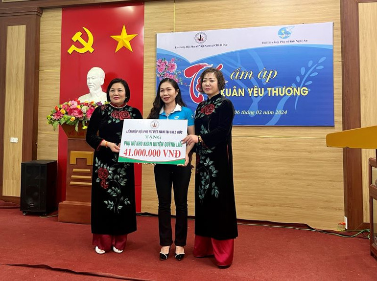 Trao quà tại huyện Quỳnh Lưu (tỉnh Nghệ An).