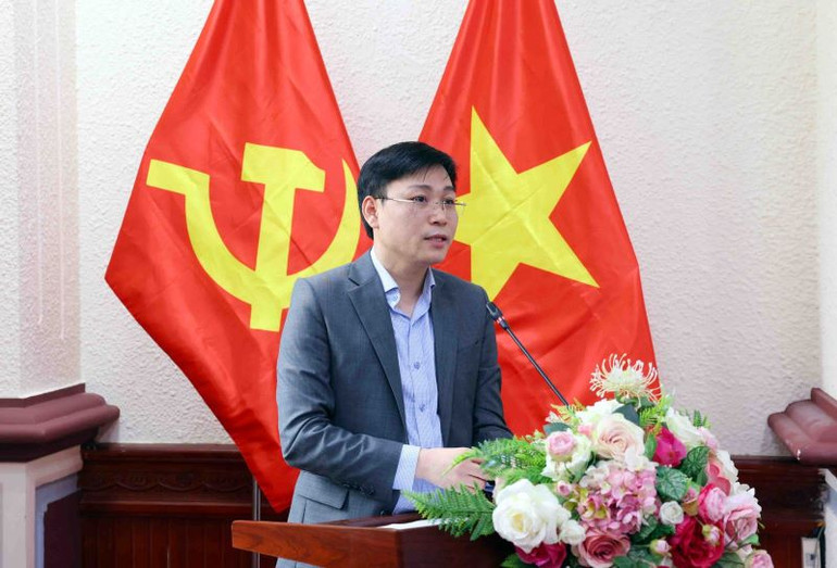 Chánh Văn phòng Bộ Tư pháp Đỗ Xuân Quý chủ trì họp báo. Chánh Văn phòng Bộ Tư pháp Đỗ Xuân Quý chủ trì họp báo.