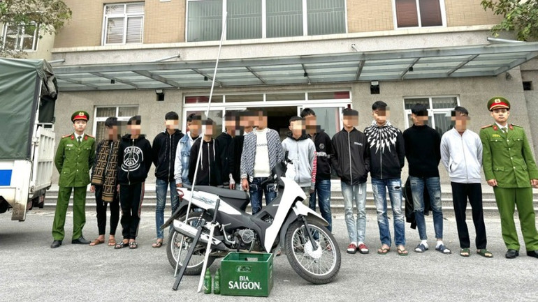 Tổ công tác 114 Y35 Công an huyện Đan Phượng bắt giữ nhóm thanh niên mang hung khí đi gây rối trật tự.