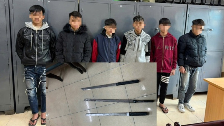 Nhóm thanh niên mang theo 3 kiếm đi giải quyết mâu thuẫn đã bị Tổ công tác Y28-141H, Công an huyện Sóc Sơn phát hiện, chặn giữ.