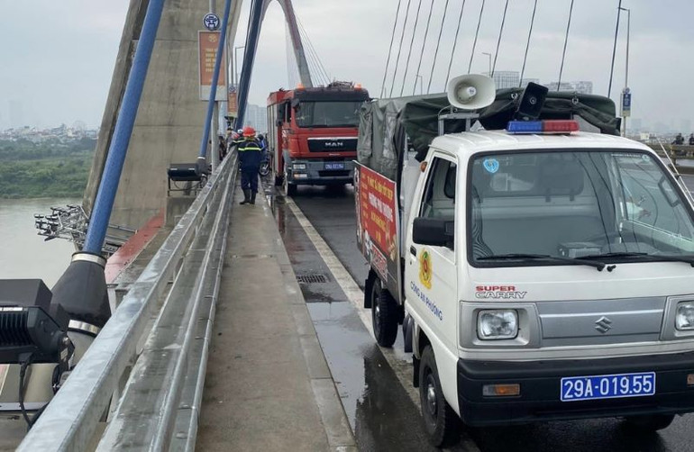 Lực lượng chức năng quận Tây Hồ (thành phố Hà Nội) kịp thời có mặt cứu được một thanh niên có ý định nhảy cầu Nhật Tân tự tử.