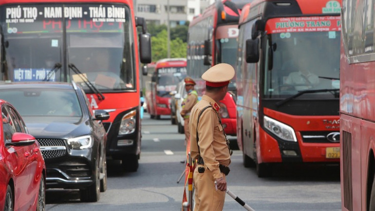 Người dân cập nhật thông tin giao thông trên VOV, VOH để lựa chọn lộ trình thích hợp.