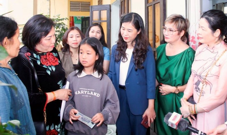 Phó Chủ tịch Liên hiệp Hội phụ nữ Việt Nam tại Cộng hòa Liên bang Đức Nguyễn Thị Hải Vân và Chủ tịch Hội Liên hiệp phụ nữ tỉnh Nghệ An Nguyễn Thị Quỳnh Hoa thăm hỏi, động viên trẻ mồ côi có hoàn cảnh khó khăn. Ảnh: Tôn Thất Quốc Thiện.